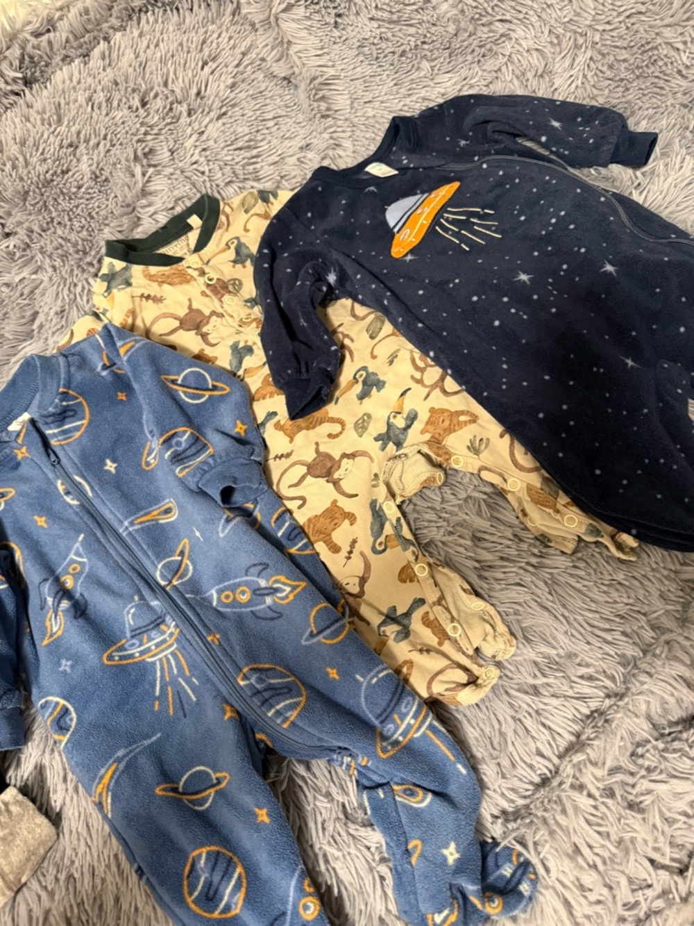 A26🫐2for$20🫐 3pack baby onsies with cool designs. 3 months